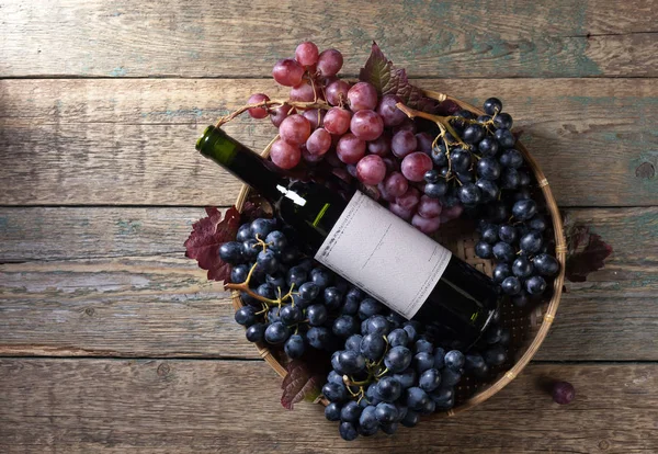 Uvas y botellas de vino tinto . —  Fotos de Stock