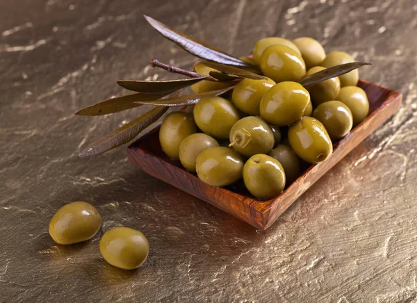 Aceitunas verdes con hojas . —  Fotos de Stock