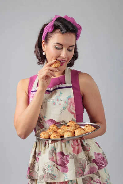 Mooie jongedame met zelfgemaakte koekjes. — Stockfoto