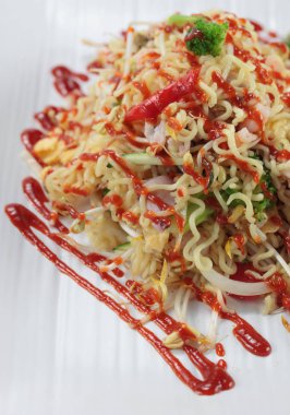  Kalamar, ahtapot ve sebze ile erişte .