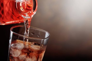 Viski bir sürahi bir cam içine dökülür .