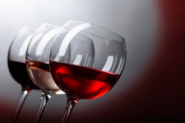 Bicchieri di vino rosa, rosso e bianco  . — Foto Stock