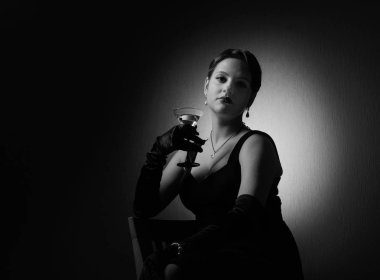 Kadeh martini ile güzel bir kadının dramatik portre . 