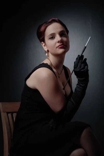 Dramatisches Porträt einer schönen Frau im schwarzen Kleid. — Stockfoto