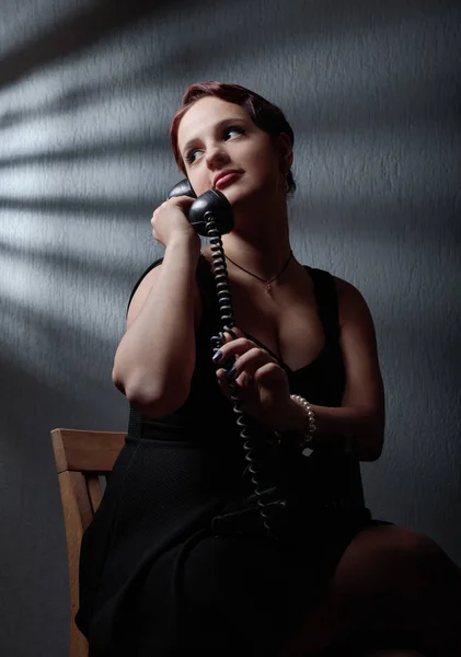 Dramatyczne portret pięknej kobiety z stary telefon czarny . — Zdjęcie stockowe