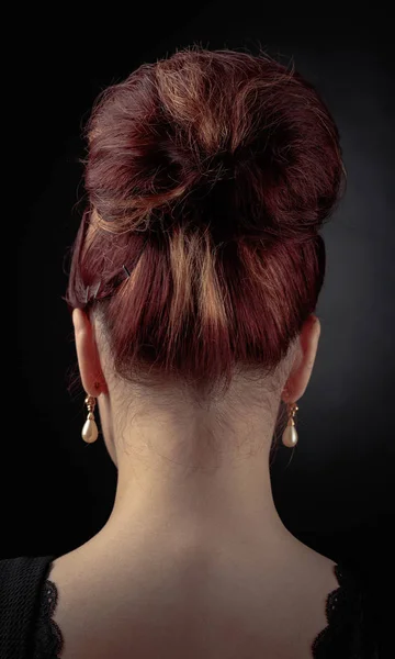 Schöne Frau mit perfektem Haar und Perlenohrringen . — Stockfoto