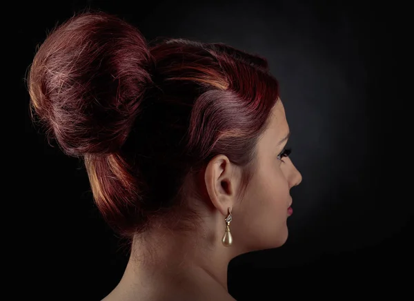 Schöne Frau mit perfektem Haar und Perlenohrringen . — Stockfoto