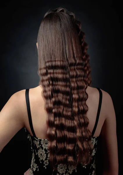 Schöne Frau mit perfekten langen Haaren . — Stockfoto