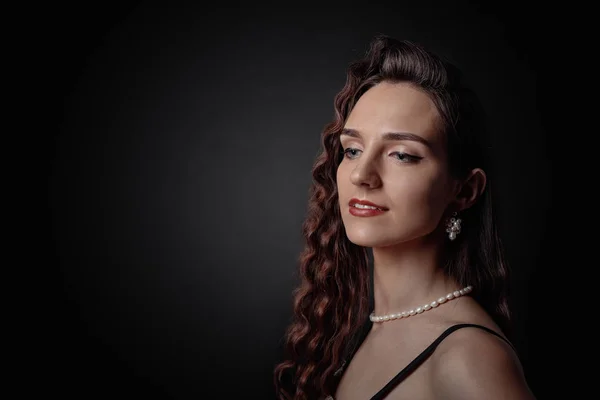 Retrato de uma mulher bonita com cabelo longo perfeito  . — Fotografia de Stock