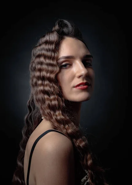 Retrato de uma mulher bonita com cabelo longo perfeito  . — Fotografia de Stock