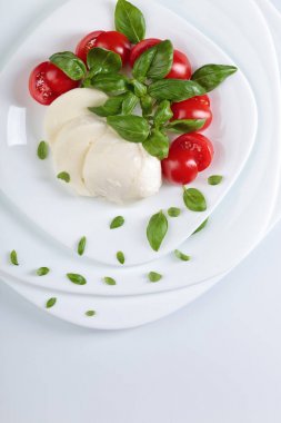 Domates ve yeşil Fesleğenli mozzarella.