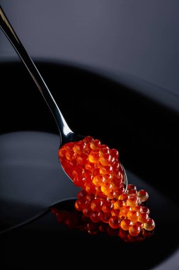  kaşık içinde kırmızı havyar.