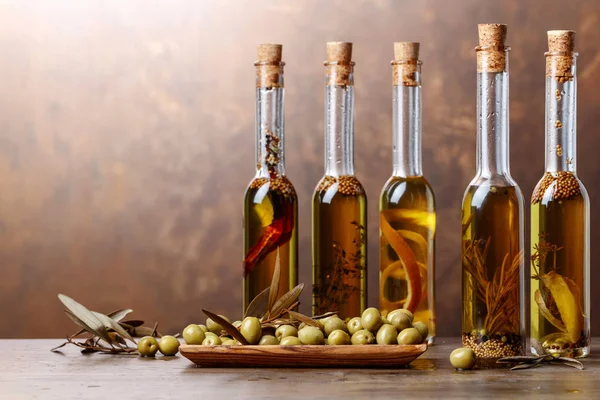 Zelené olivy a lahví olivového oleje . — Stock fotografie