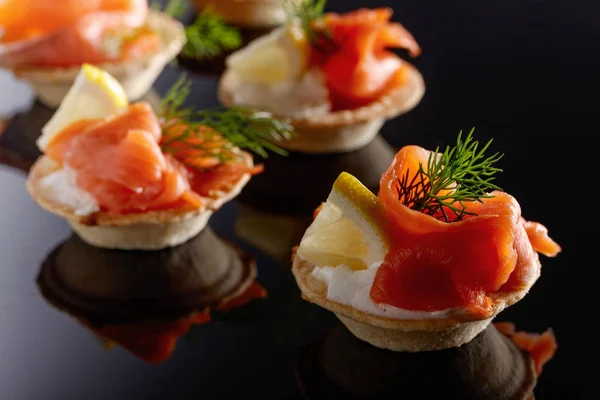 Tartaletas con salmón . —  Fotos de Stock
