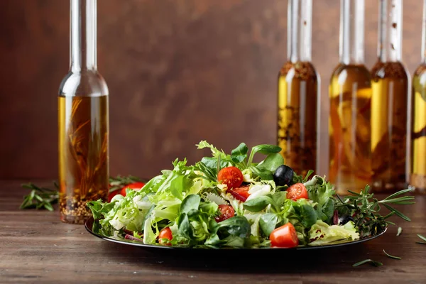 Зеленый салат и оливковое масло со специями . — стоковое фото