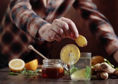 Zencefil çayı ile bal, limon ve nane eski ahşap tablo . 