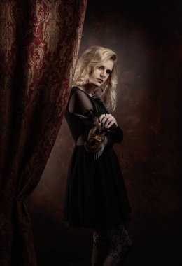 Karnaval maskesi olan güzel bir kadın portresi.