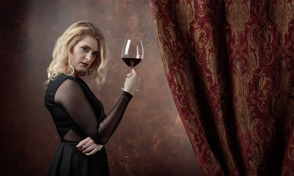 Porträt einer schönen jungen Frau mit Rotwein. — Stockfoto