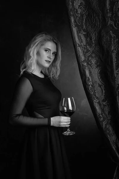 Retrato de una hermosa joven con vino tinto . —  Fotos de Stock