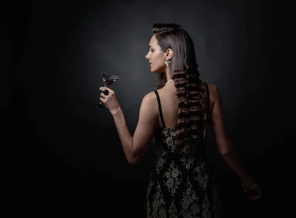 Retrato de una hermosa mujer con vaso de martini  . —  Fotos de Stock