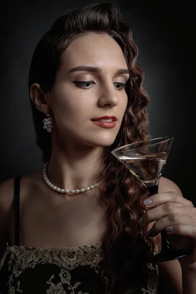 Portret van een mooie vrouw met glaasje martini . — Stockfoto