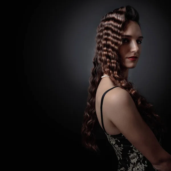 Retrato de uma mulher bonita com cabelo longo perfeito  . — Fotografia de Stock