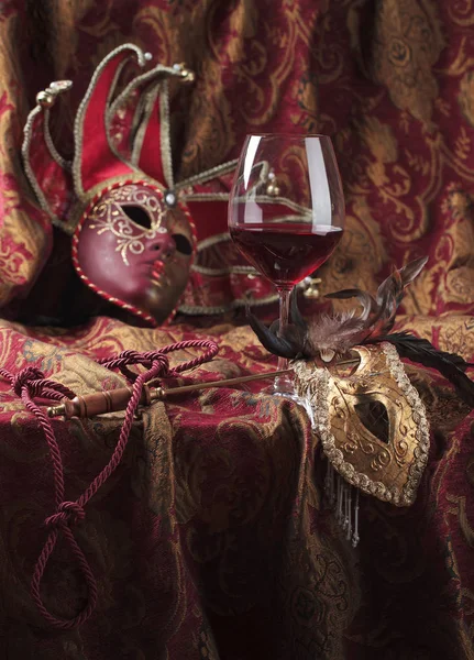 Venetian masks and red wine — Stock Photo, Image