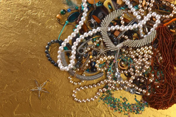 Διάφορα κοσμήματα σε χρυσό φόντο . — Φωτογραφία Αρχείου