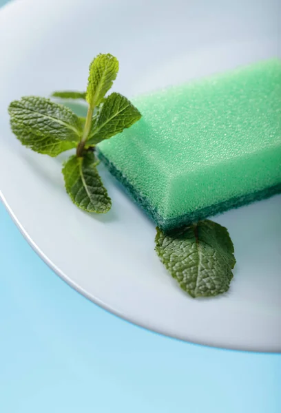 White dish and sponge for dishes . — Stock Photo, Image