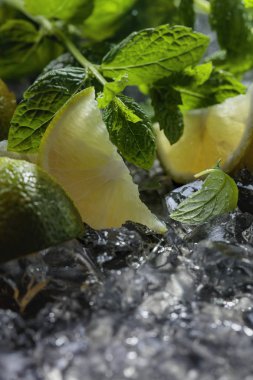 Buz ve koyu arka plan üzerine nane limon dilimleri. 