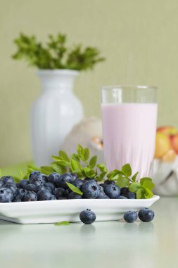  Böğürtlenli yoğurt ve çilek.