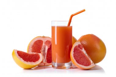 Bardak taze greyfurt suyu ve kesilmiş meyve beyaz arka plan.
