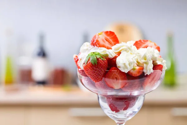 Strawberries and cream. — Stock Photo, Image