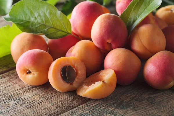 Juicy fresh apricots. — Stock Photo, Image