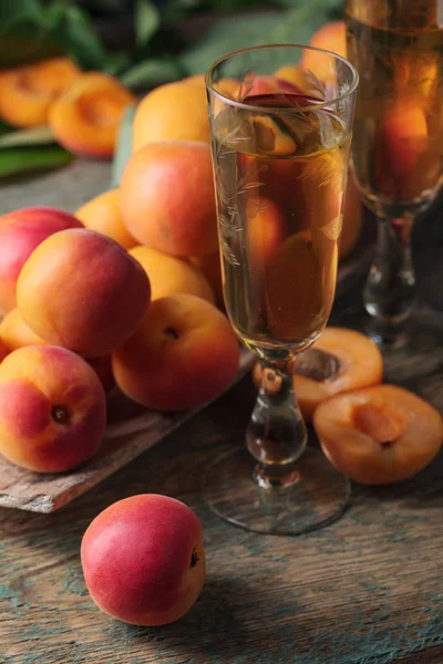 Сочные абрикосы и бокал сладкого вина  . — стоковое фото