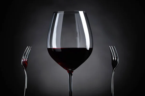 赤ワインと 2 つのフォーク. — ストック写真