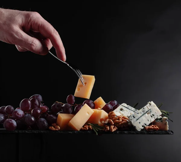 Varios quesos, uvas y nueces  . —  Fotos de Stock