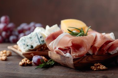 Prosciutto çeşitli peynirler, üzüm ve ceviz ile .