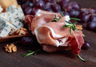 Prosciutto çeşitli peynirler, üzüm ve ceviz ile .