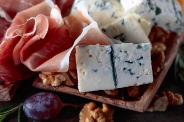 Prosciutto mavi peynir, üzüm ve ceviz ile .