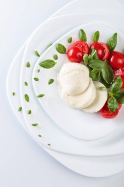Domates ve yeşil Fesleğenli mozzarella.