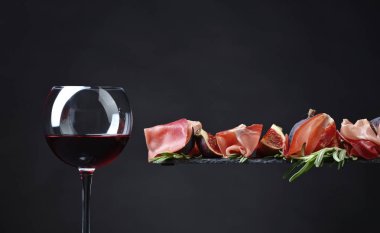 Prosciutto incir, kırmızı şarap ve biberiye .