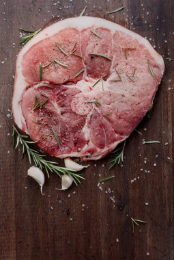 Biberiye, tuz ve biber ile çiğ domuz eti.