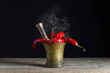 Eski bakır harç içinde kırmızı biber biber.