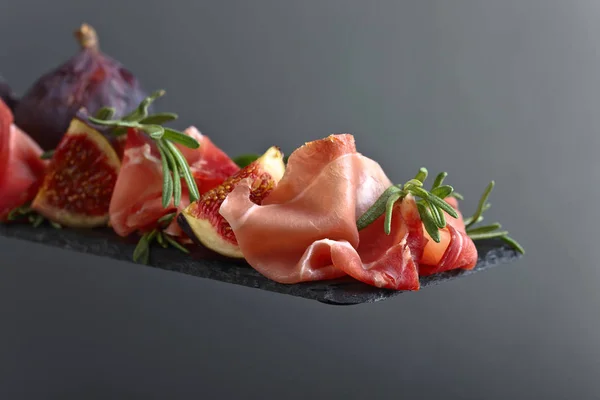 Prosciutto med fikon och rosmarin. — Stockfoto