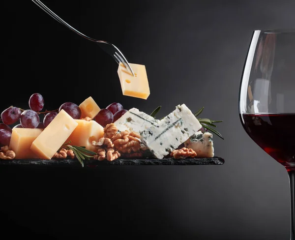 Copa de vino tinto con varios quesos . — Foto de Stock