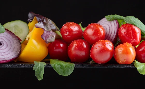 Verduras frescas con espinacas y rúcula . — Foto de Stock