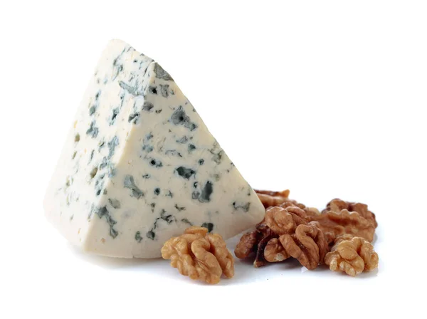 Coin de fromage bleu à pâte molle aux noix isolé sur blanc . — Photo