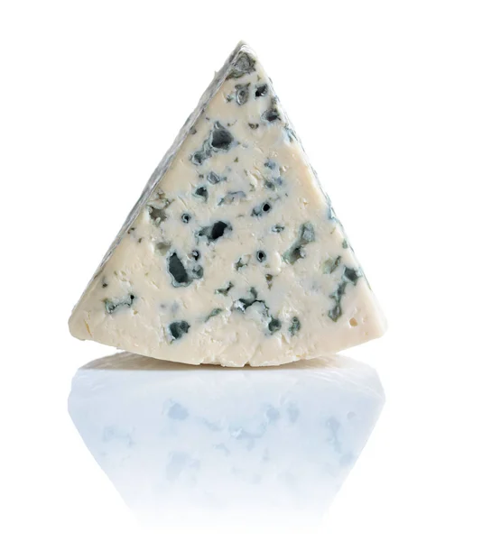 М'який синій сир з цвіллю ізольований на білому тлі . — стокове фото