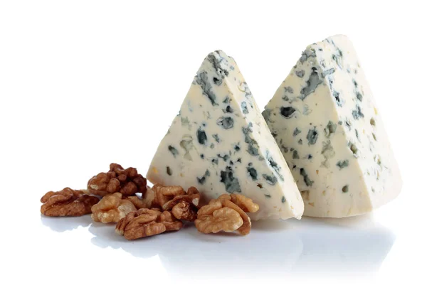 Coin de fromage bleu à pâte molle aux noix isolé sur blanc . — Photo